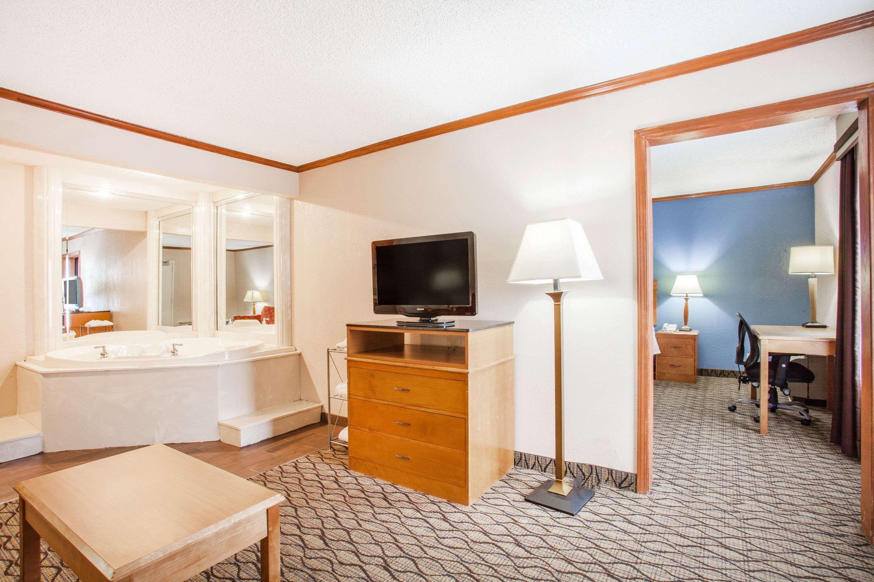 Baymont By Wyndham Madison Heights Detroit Area Ξενοδοχείο Εξωτερικό φωτογραφία